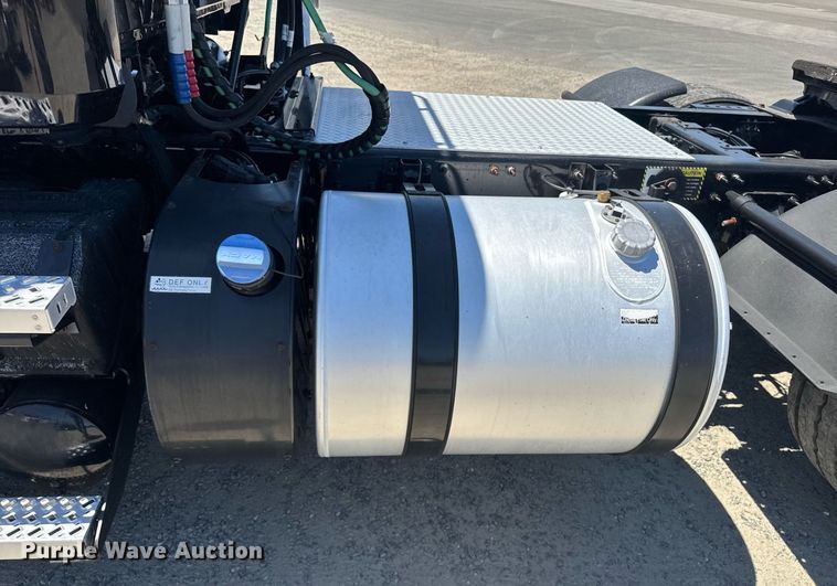 image for item DH8677 2018 Mack CXU613 semi truck