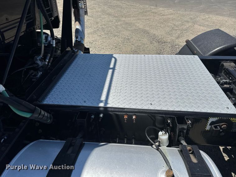 image for item DH8677 2018 Mack CXU613 semi truck