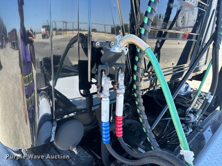 image for item DH8677 2018 Mack CXU613 semi truck