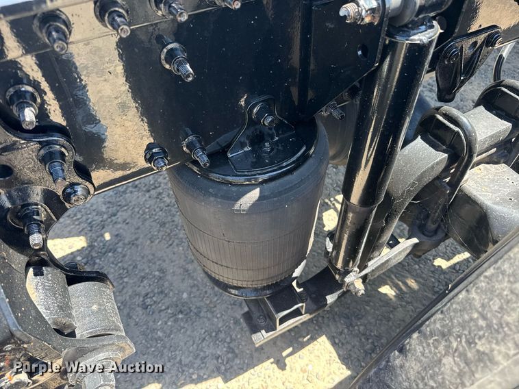 image for item DH8677 2018 Mack CXU613 semi truck