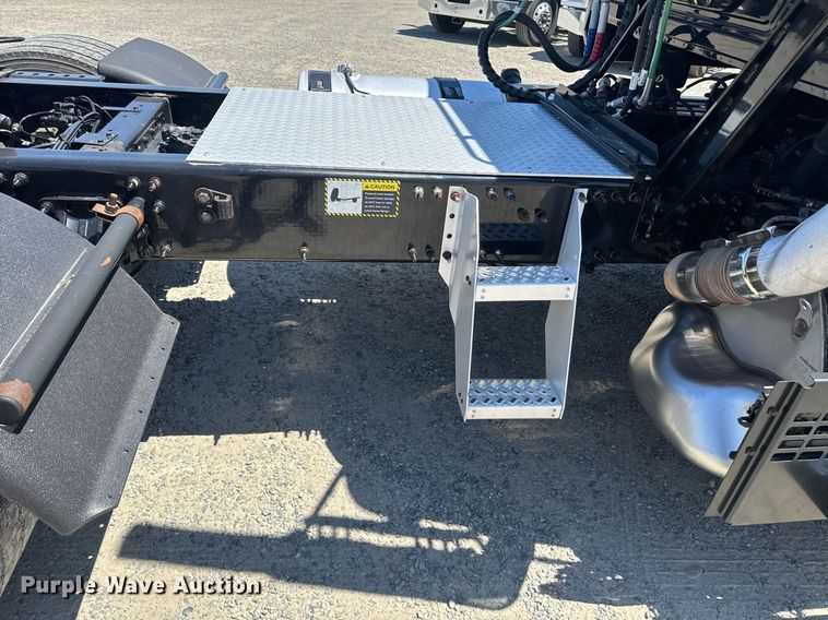 image for item DH8677 2018 Mack CXU613 semi truck