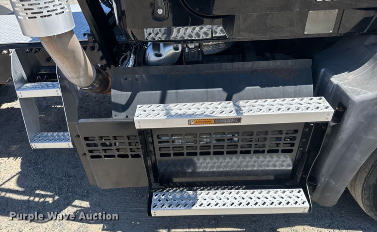 image for item DH8677 2018 Mack CXU613 semi truck