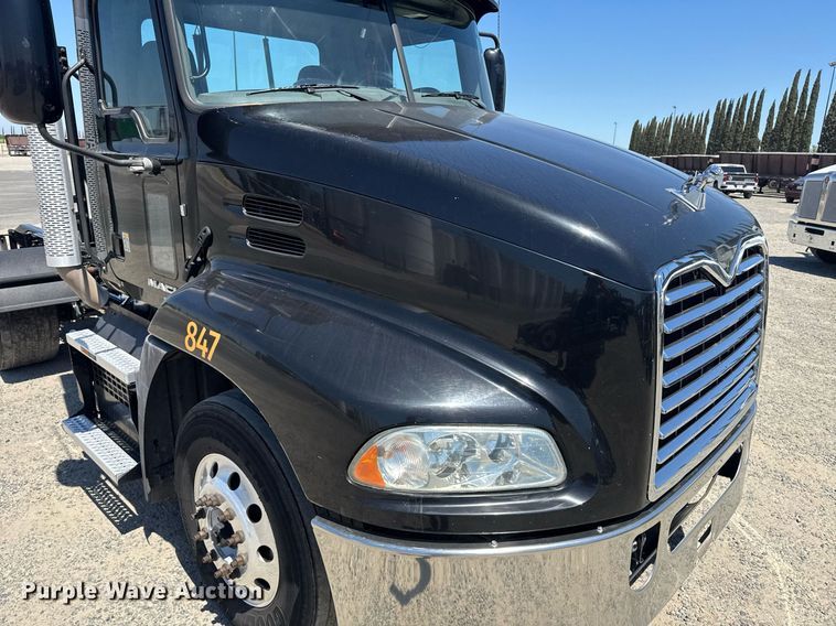 image for item DH8677 2018 Mack CXU613 semi truck