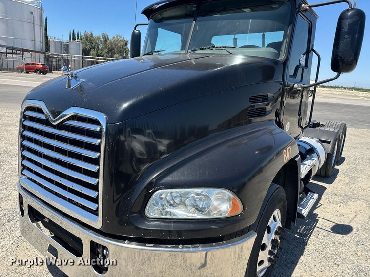 image for item DH8677 2018 Mack CXU613 semi truck