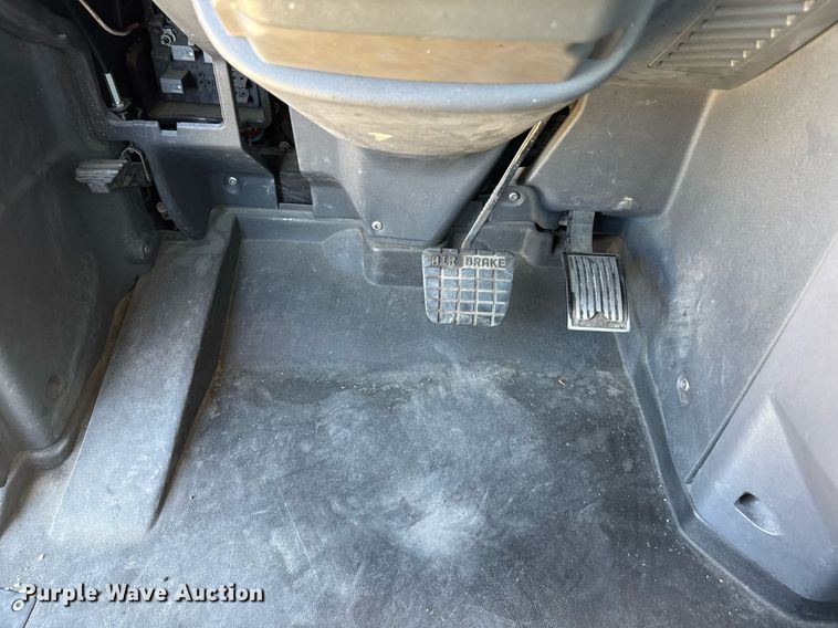 image for item DH8677 2018 Mack CXU613 semi truck