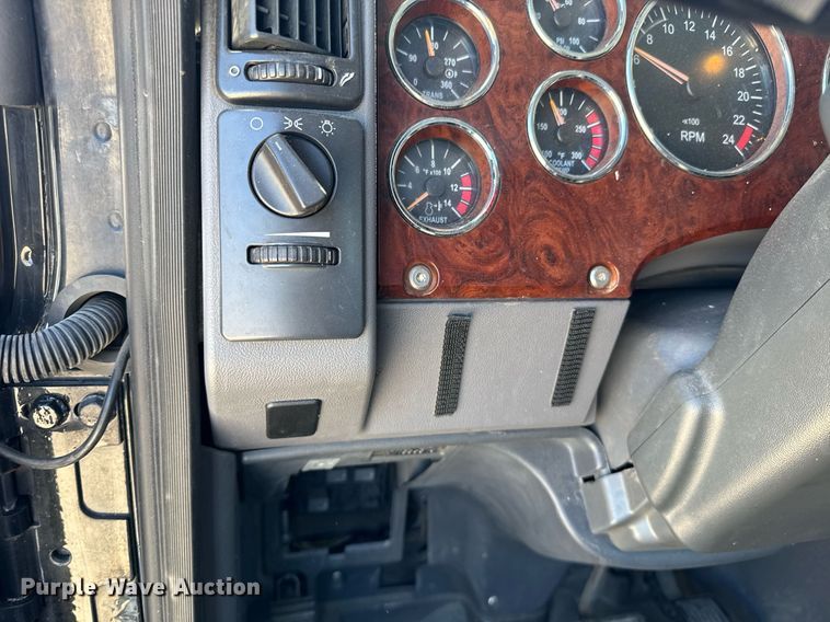 image for item DH8677 2018 Mack CXU613 semi truck