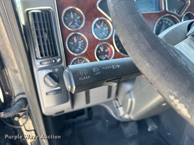 image for item DH8677 2018 Mack CXU613 semi truck