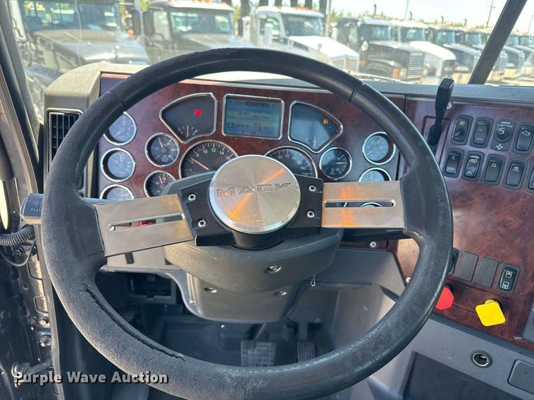 image for item DH8677 2018 Mack CXU613 semi truck