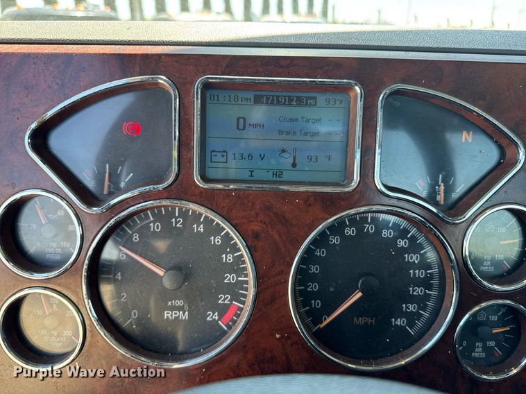 image for item DH8677 2018 Mack CXU613 semi truck