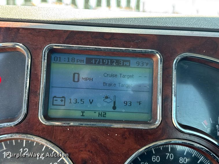 image for item DH8677 2018 Mack CXU613 semi truck