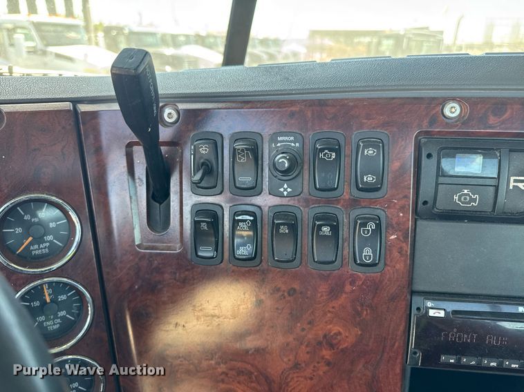 image for item DH8677 2018 Mack CXU613 semi truck