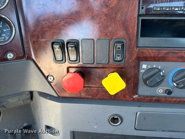 image for item DH8677 2018 Mack CXU613 semi truck