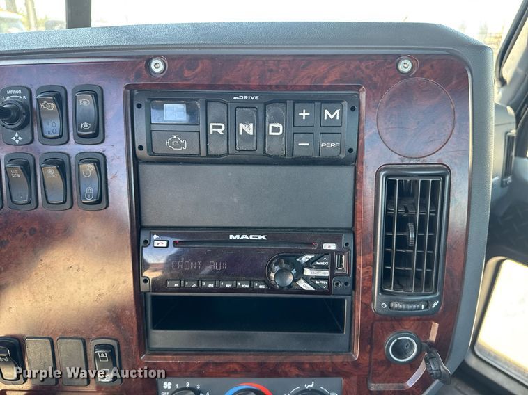 image for item DH8677 2018 Mack CXU613 semi truck