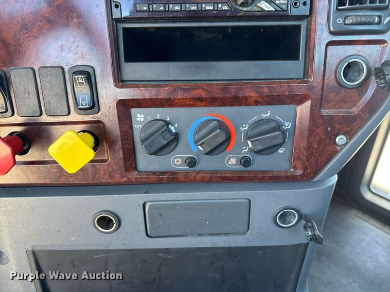 image for item DH8677 2018 Mack CXU613 semi truck