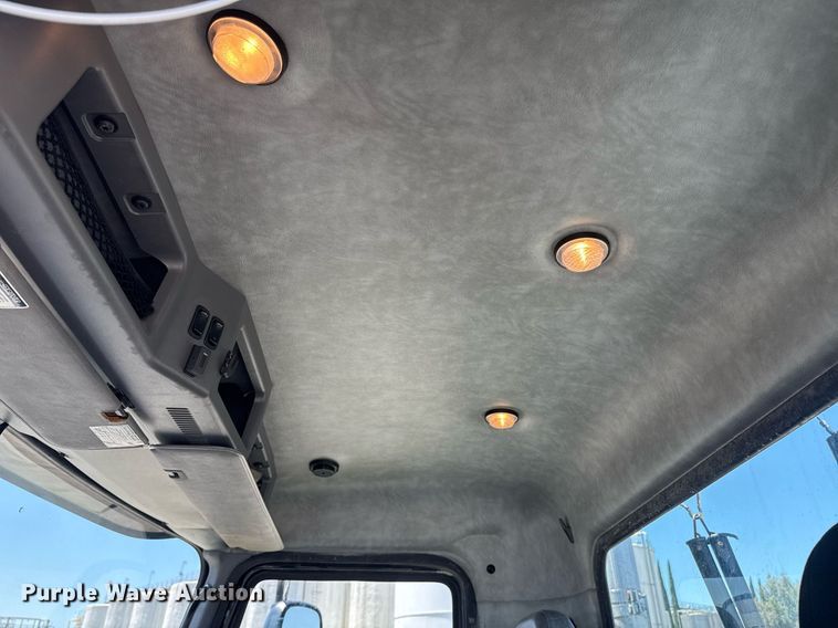 image for item DH8677 2018 Mack CXU613 semi truck