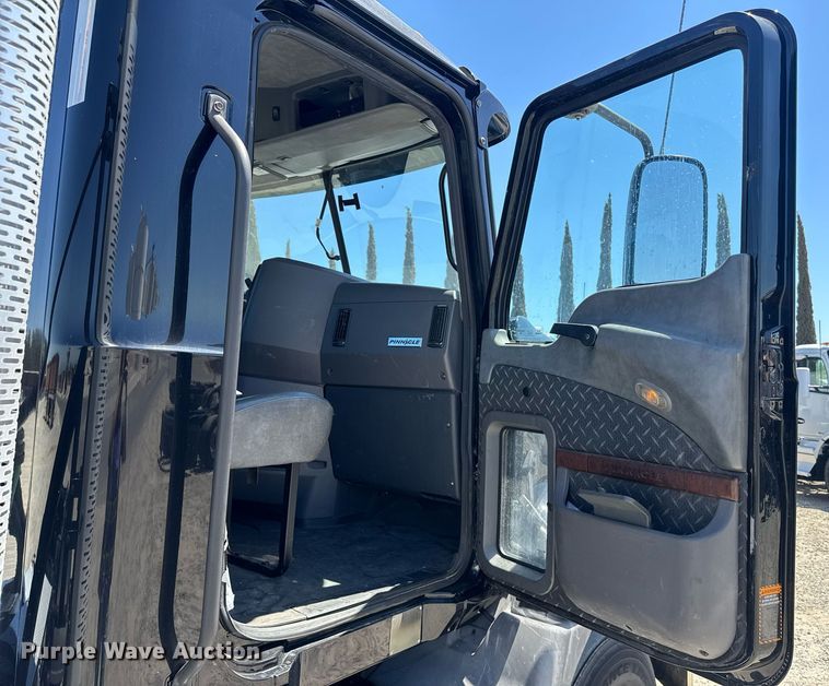 image for item DH8677 2018 Mack CXU613 semi truck