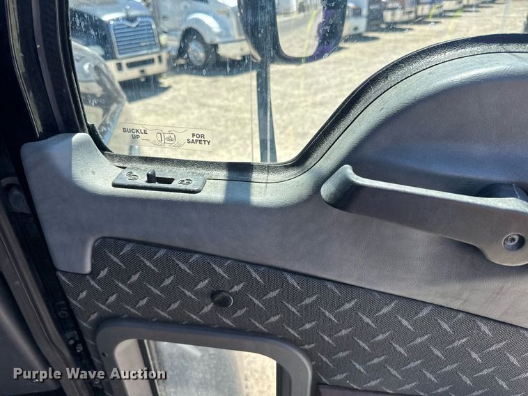 image for item DH8677 2018 Mack CXU613 semi truck