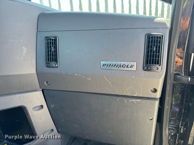 image for item DH8677 2018 Mack CXU613 semi truck