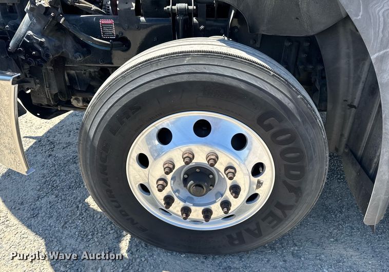 image for item DH8677 2018 Mack CXU613 semi truck