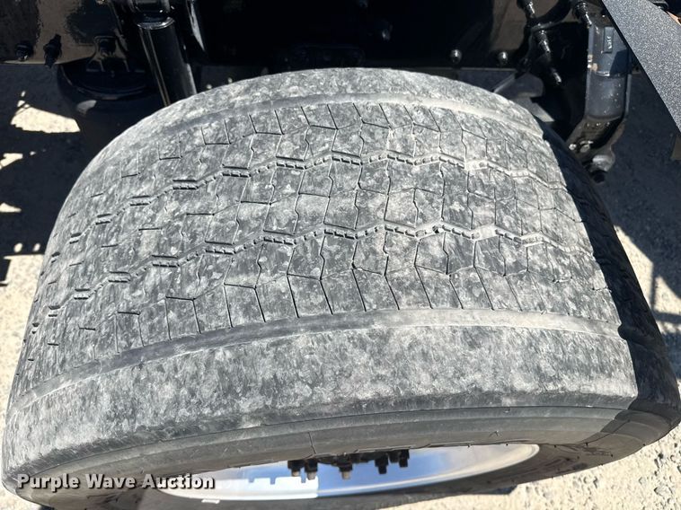 image for item DH8677 2018 Mack CXU613 semi truck