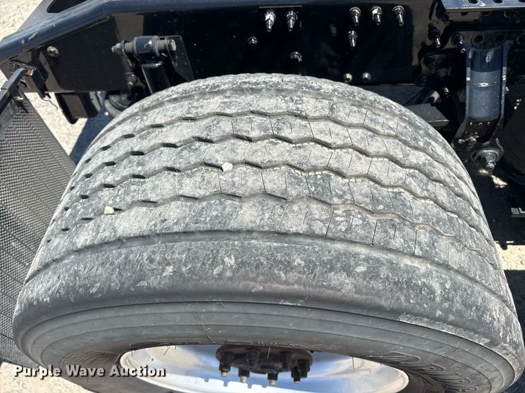 image for item DH8677 2018 Mack CXU613 semi truck