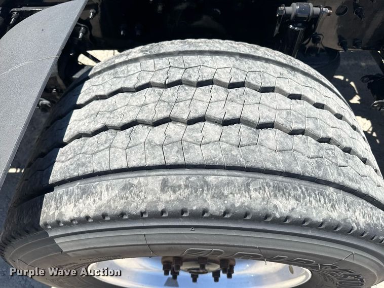 image for item DH8677 2018 Mack CXU613 semi truck