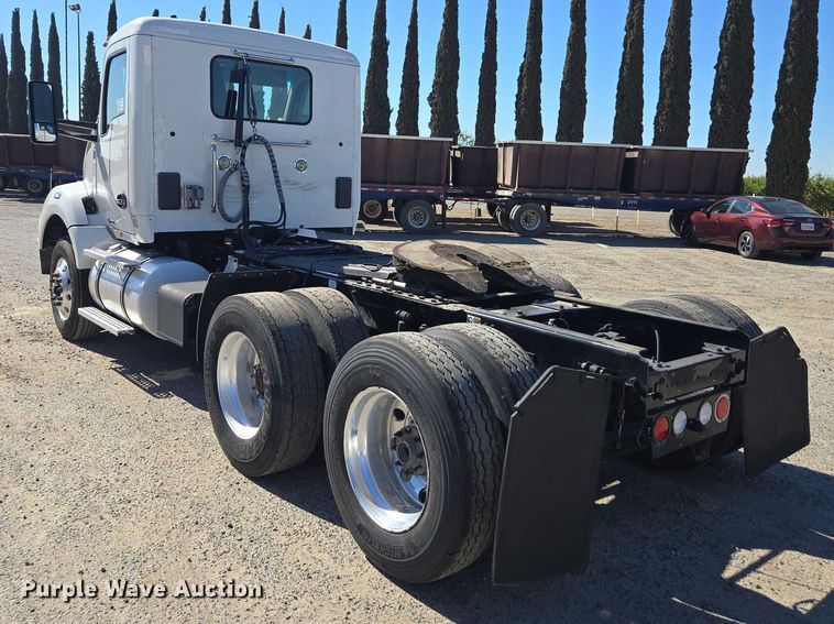 image for item DH8678 2016 Kenworth T880 semi truck