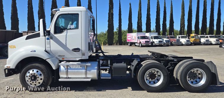 image for item DH8678 2016 Kenworth T880 semi truck