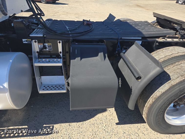 image for item DH8678 2016 Kenworth T880 semi truck