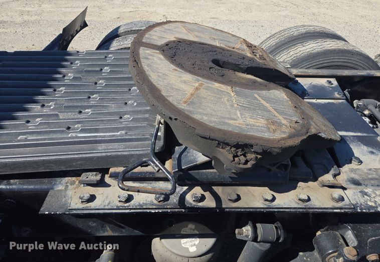 image for item DH8678 2016 Kenworth T880 semi truck