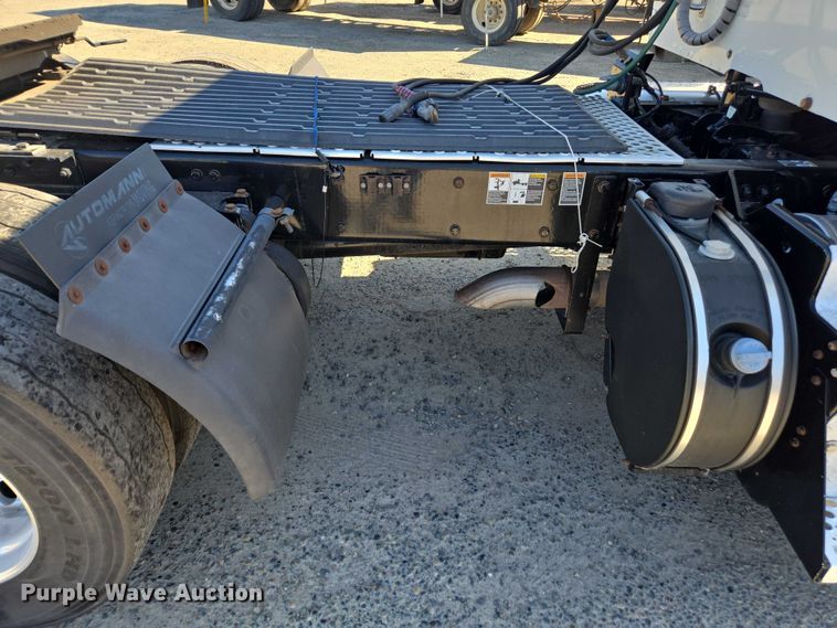 image for item DH8678 2016 Kenworth T880 semi truck