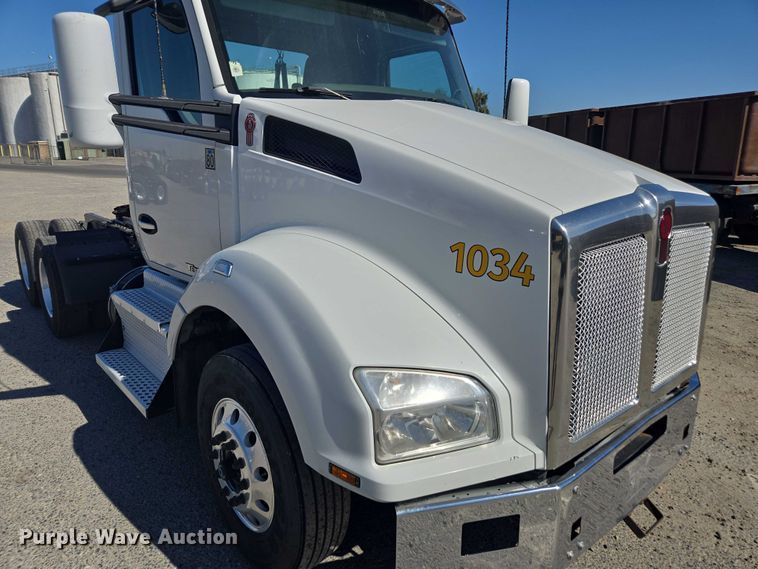 image for item DH8678 2016 Kenworth T880 semi truck