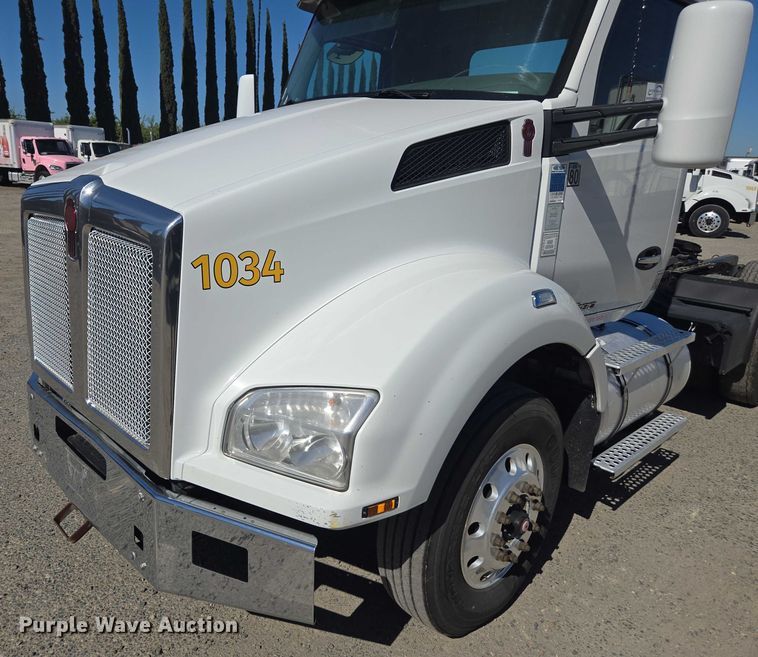 image for item DH8678 2016 Kenworth T880 semi truck