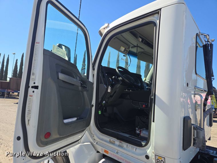 image for item DH8678 2016 Kenworth T880 semi truck