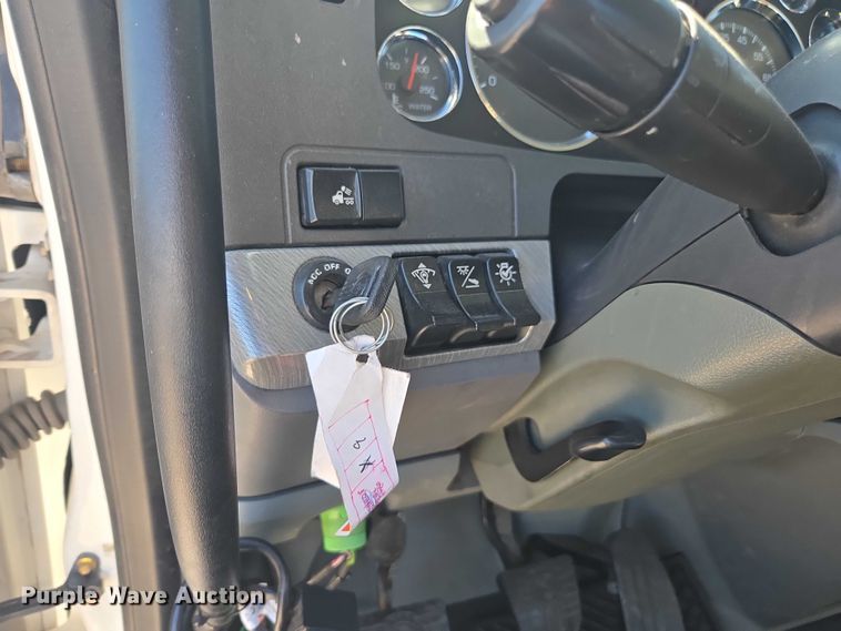 image for item DH8678 2016 Kenworth T880 semi truck