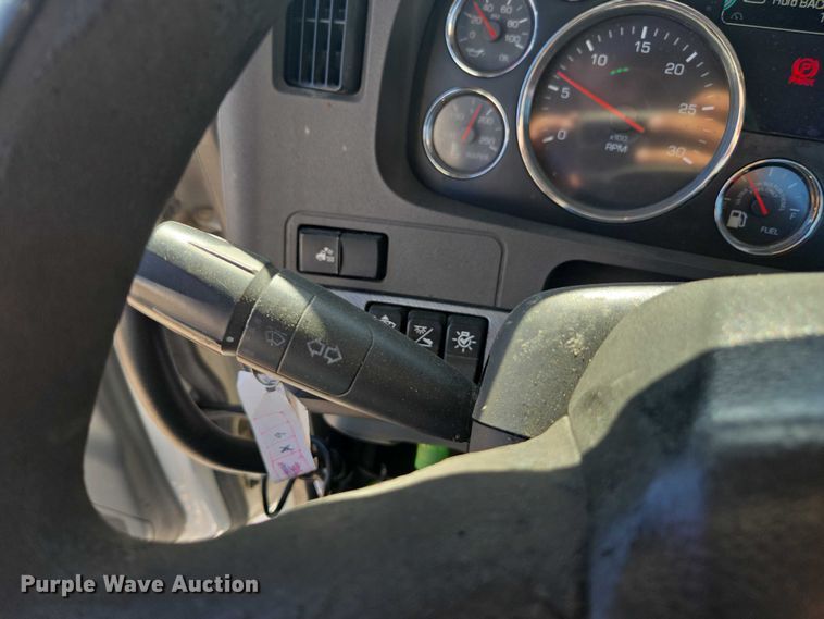 image for item DH8678 2016 Kenworth T880 semi truck