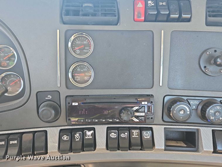 image for item DH8678 2016 Kenworth T880 semi truck