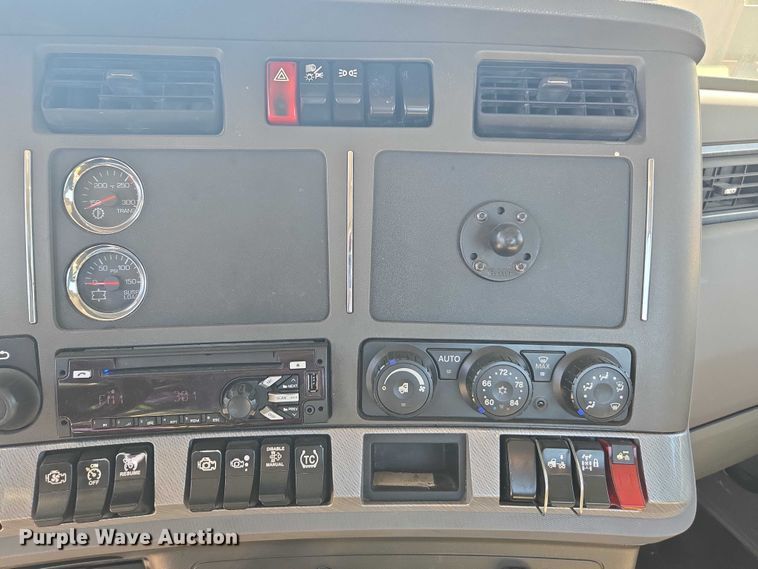 image for item DH8678 2016 Kenworth T880 semi truck