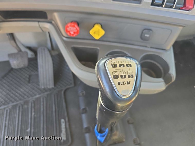 image for item DH8678 2016 Kenworth T880 semi truck