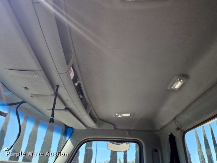 image for item DH8678 2016 Kenworth T880 semi truck