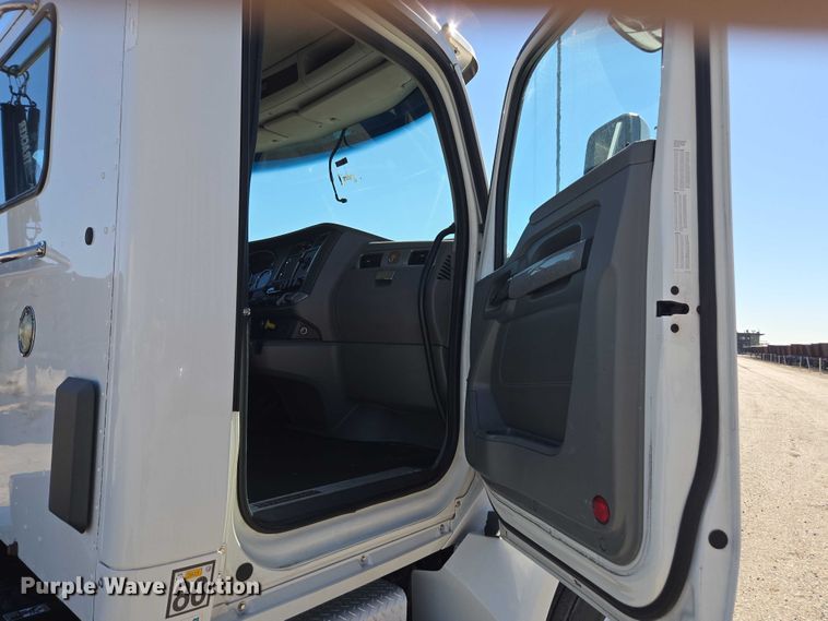 image for item DH8678 2016 Kenworth T880 semi truck