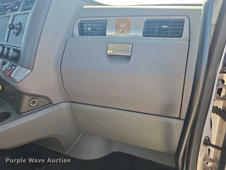 image for item DH8678 2016 Kenworth T880 semi truck