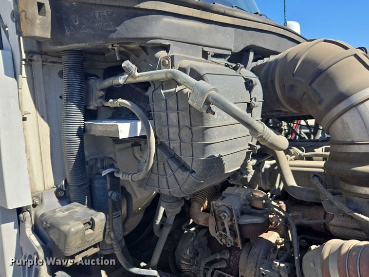 image for item DH8678 2016 Kenworth T880 semi truck