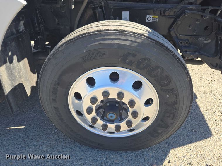 image for item DH8678 2016 Kenworth T880 semi truck