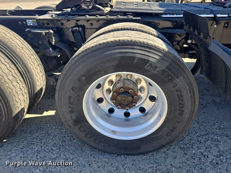 image for item DH8678 2016 Kenworth T880 semi truck