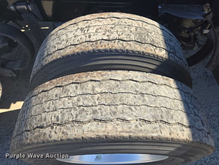 image for item DH8678 2016 Kenworth T880 semi truck