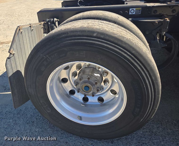 image for item DH8678 2016 Kenworth T880 semi truck