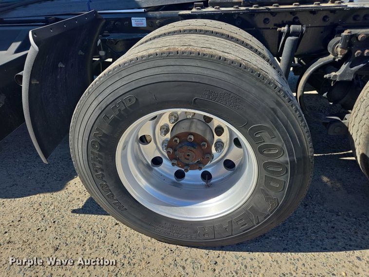 image for item DH8678 2016 Kenworth T880 semi truck