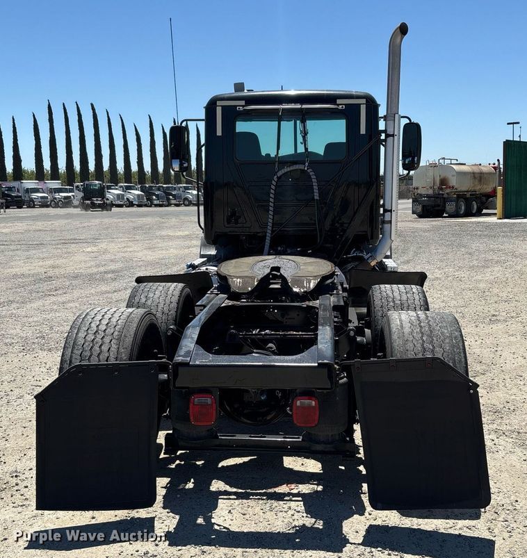 image for item DH8679 2018 Mack CXU613 semi truck