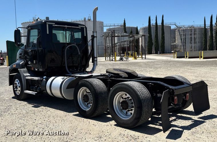 image for item DH8679 2018 Mack CXU613 semi truck